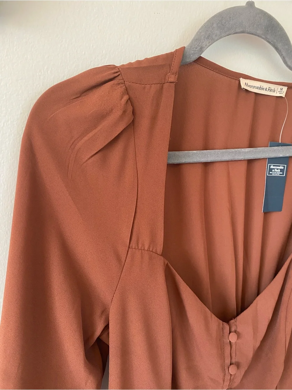 NWT Abercrombie & Fitch Button-Front Puff-Sleeve Blouse in Rust Brown - size m